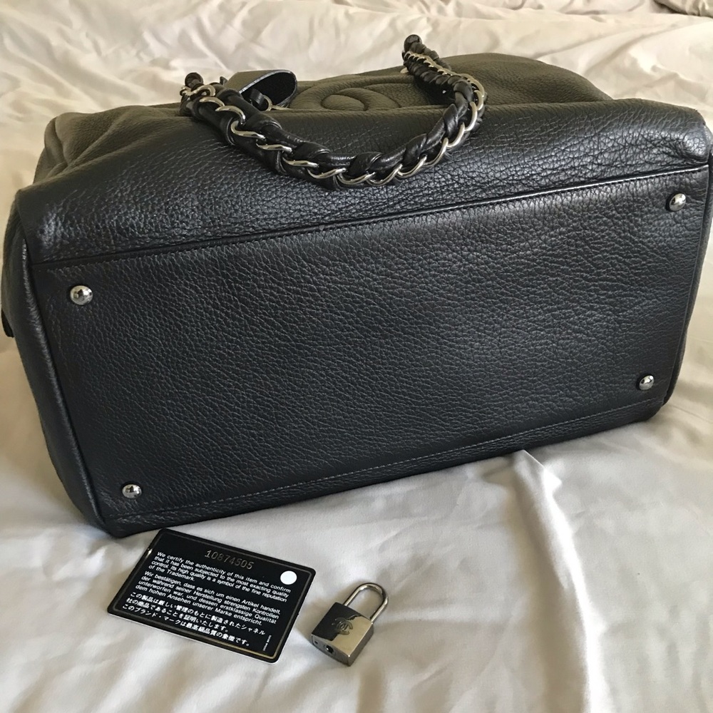 Chanel Deerskin Zipped Tote - Picture 4 of 15